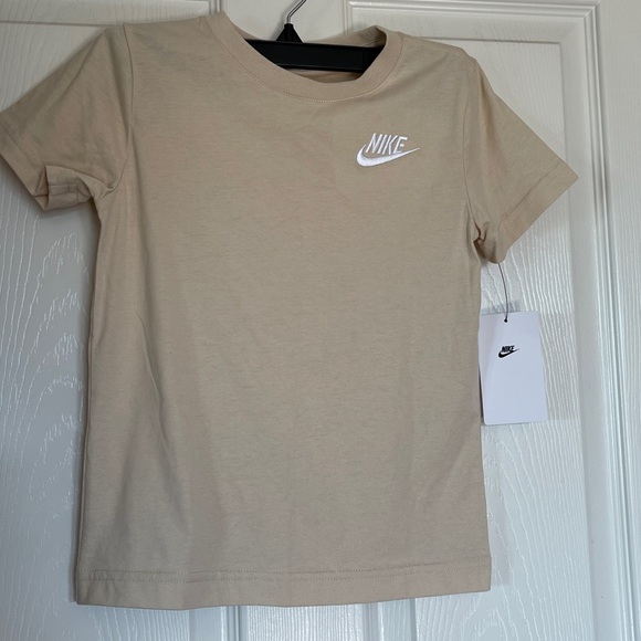 Nike khaki cargo shorts (s)  and short sleeve t shirt (NWT M) - Picture 5 of 6